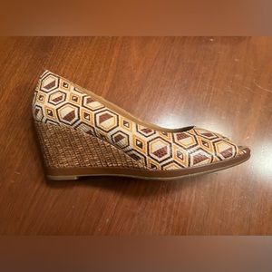 Naturalizer N5 Comfort size 10 - no tags but have not been worn.  3 inch heel